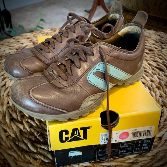 Womens size 6 Caterpillar sneakers - Picture 2 of 3